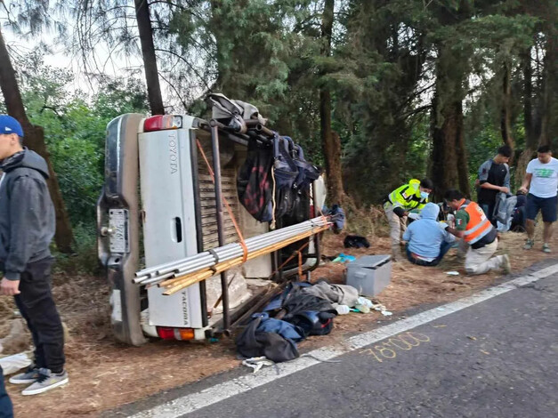 12 cortadores de aguacate quedaron heridos como resultado de un accidente en la carretera Peribán-Buenavista Tomatlán