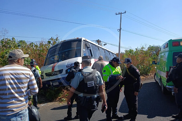 12 lesionados al accidentarse microbús del servicio público, en La Piedad