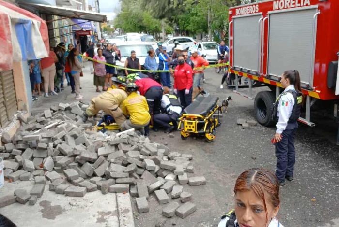2 mujeres quedan heridas al caerles encima material de construcción en la avenida Pedregal
