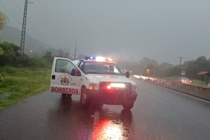 4 personas en cuatrimoto son arrastrados por creciente de agua; pobladores logran rescatarlos