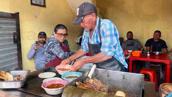 42 Años de historia con “El güero de Abastos” con su tradicional Birria de Chivo