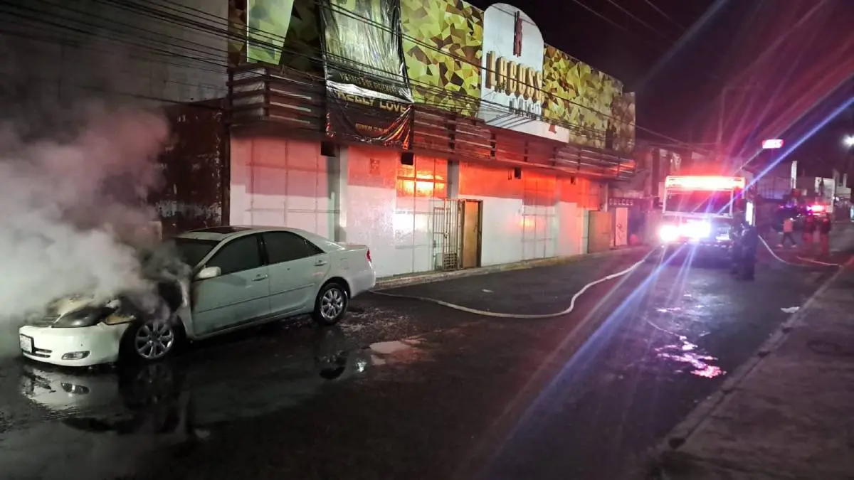 5 personas pierden la vida en un incendio provocado en el bar “Lacoss” en Puebla