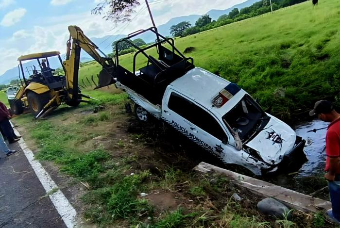 5 policías heridos al volcar su patrulla, en Tepalcatepec