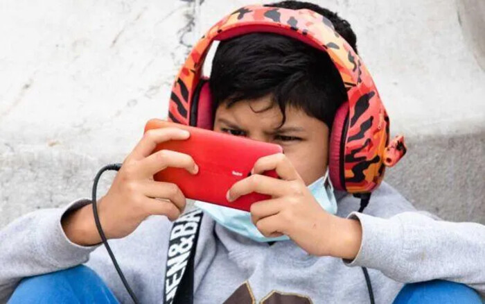 79 países que prohíben celular en escuelas; Unesco asegura que niños mejoran aprendizaje