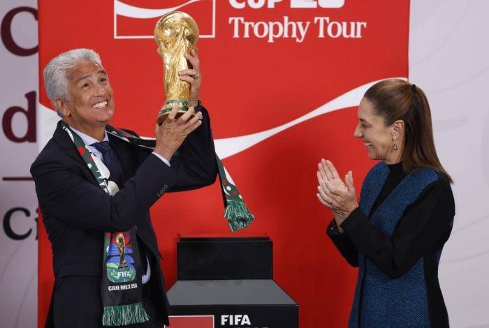 A 100 días del Mundial, Sheinbaum recibe la Copa de Mundo en Palacio