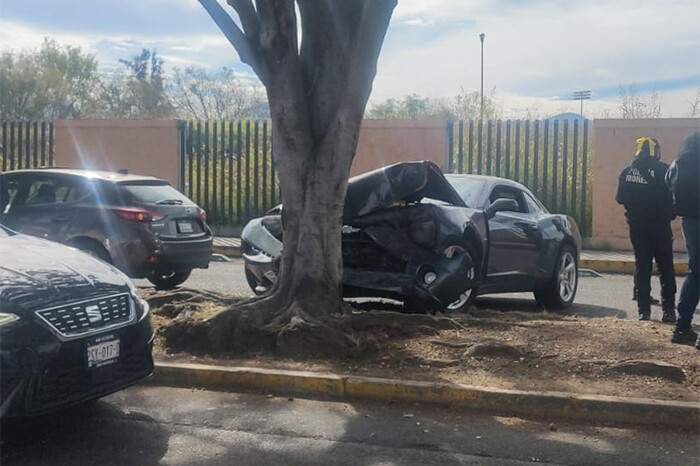 A bordo de un Camaro, automovilista choca contra árbol en la avenida J. Múgica de Morelia