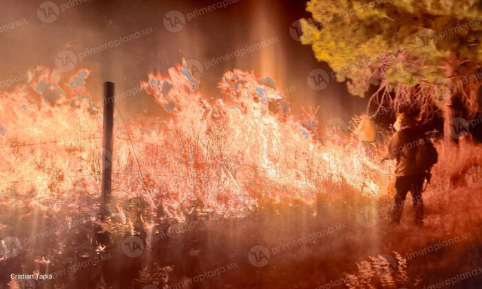 A marchas forzadas, bomberos controlan incendio en Zinapécuaro