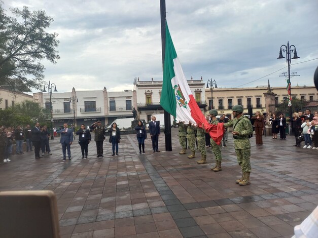 A media asta bandera de México, por afectados del 15S