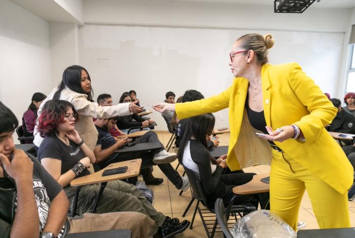 A promover una cultura de paz, invita Yarabí Ávila a estudiantes de nuevo ingreso