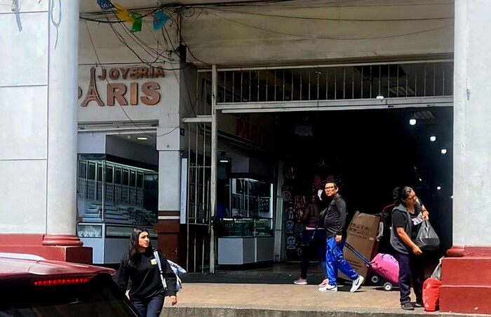 A punta de pistola asaltan joyería en el Centro de Uruapan