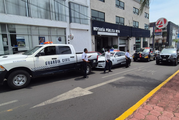 A punta de pistola, delincuentes roban 930 mil pesos a mujer en notaría de Morelia