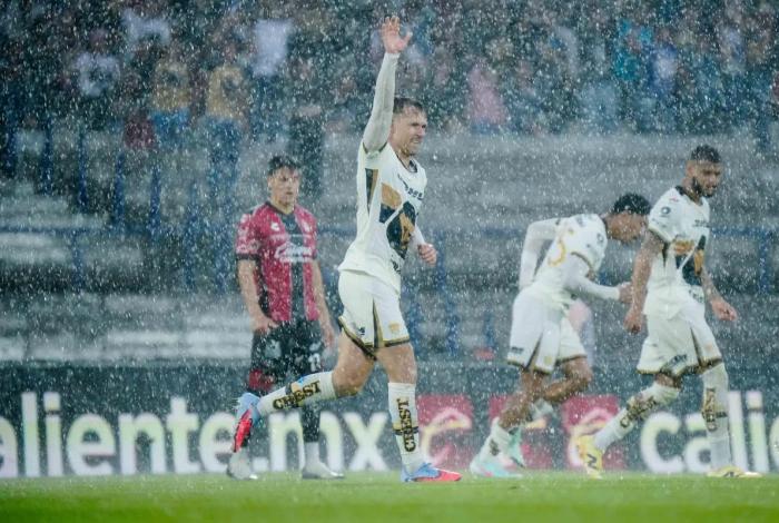 Aaron Ramsey le da el triunfo a Pumas  sobre el Atlas