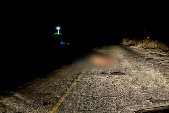 Abandonan cadáver baleado en la carretera Apatzingán – Presa del Rosario