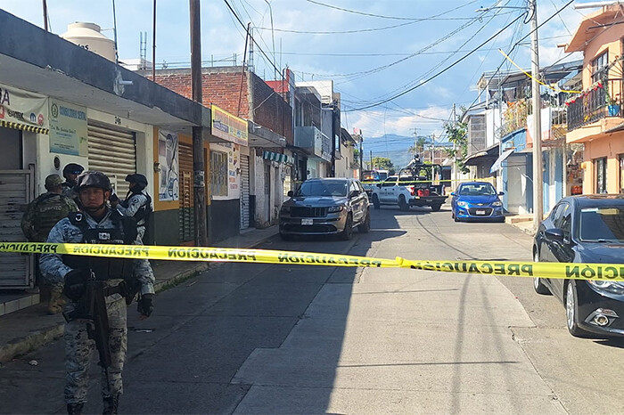 Abandonan camioneta baleada, en la colonia Ramón Farías, en Uruapan