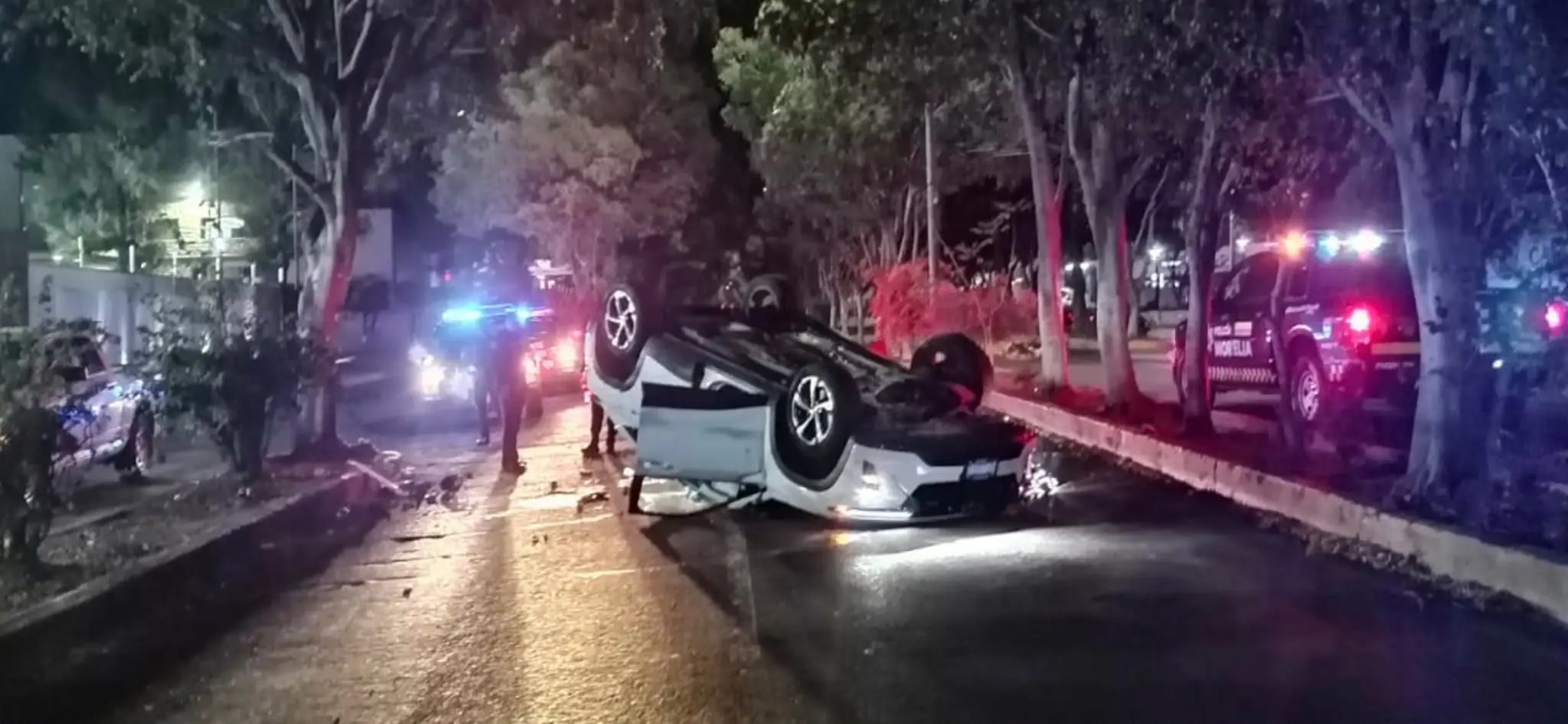 Abandonan camioneta volcada en calzada La Huerta