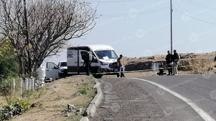 Abandonan cu3rp0 sobre la Morelia-Salamanca, en Cuitzeo