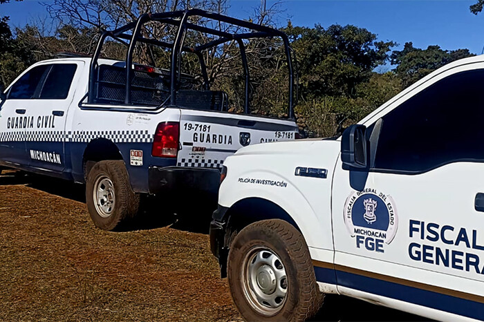 Abandonan un ejecutado a un costado de la carretera Apatzingán - Cuatro Caminos