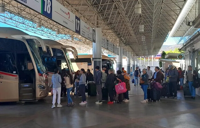 Abarrotada, central de autobuses de Morelia en vísperas de fin de año