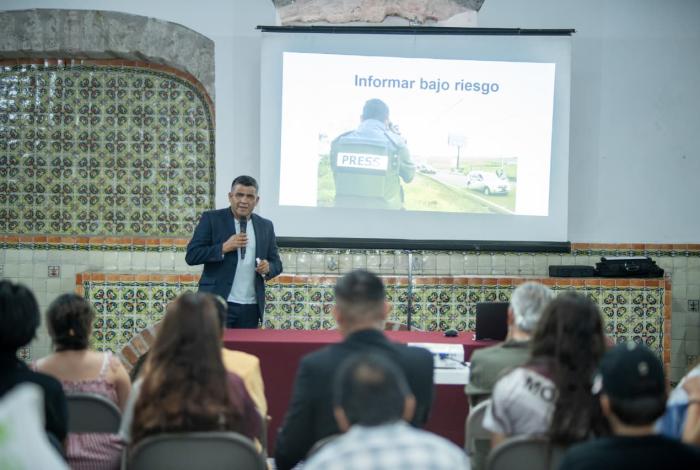 Aborda Adán García los desafíos y riesgos del periodismo en ‘tiempos difíciles’