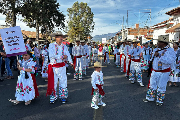 ¡Acceso libre! La K’uínchekua se traslada a las calles de Tzintzuntzan, en un convite de color y alegría