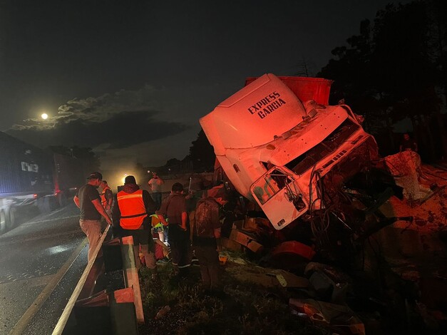 Accidente en Autopista de Occidente, tráiler se sale de la carretera y causa colapso vial