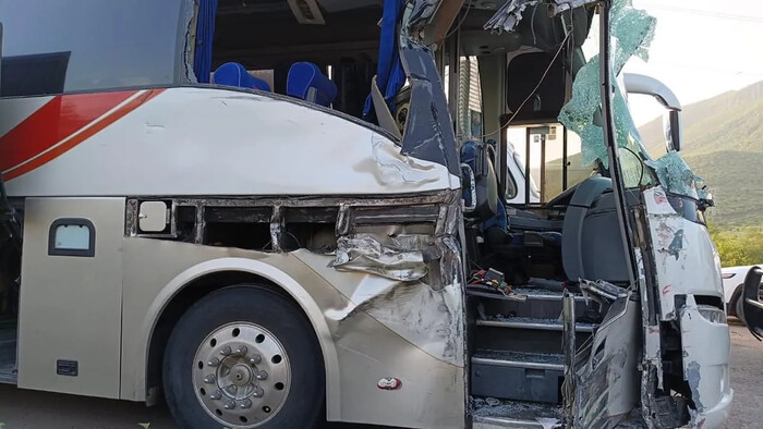 Accidente en Autopista Siglo XXI: Colisión de Autobús y Tráiler Deja Siete Heridos