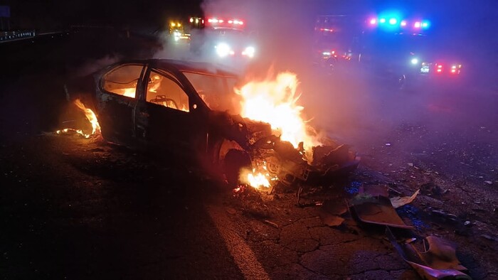 Accidente en la siglo XXI, trailer entre auto compacto, hay un herido.