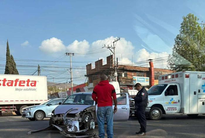 Accidente vehicular deja dos heridos en la avenida Madero Poniente de Morelia