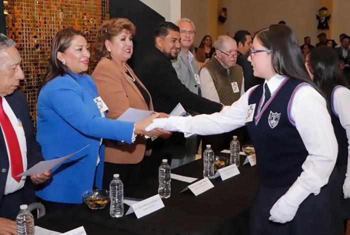 Acompaña Alma Mireya González el cierre de ciclo en el Colegio Don Vasco