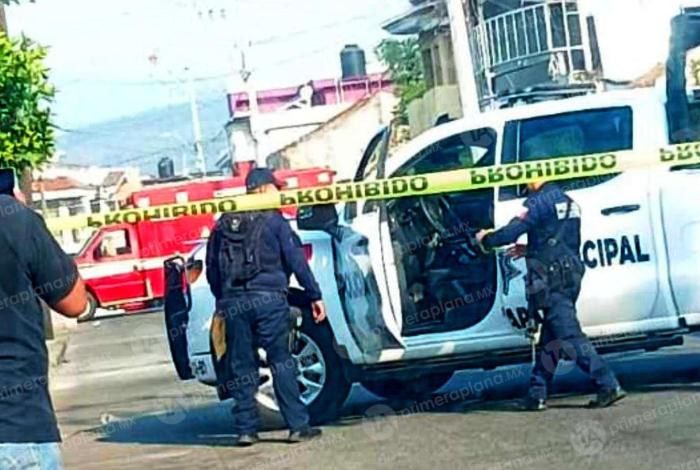 Acr1bill4n a una mujer afuera de una escuela en Uruapan