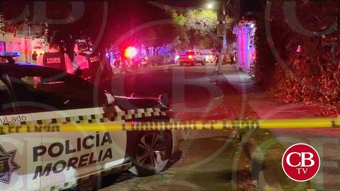 Acribillan a mujer frente a su hijo para robarle camioneta en Morelia