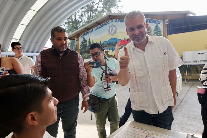 Acude Alfredo Ramírez a emitir su voto