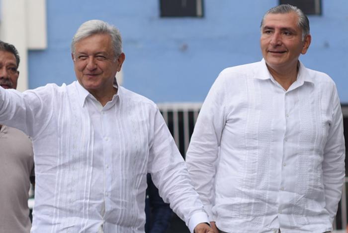 Adán Augusto compra 10 mil ejemplares del libro de AMLO para regalar en Navidad a ciudadanos