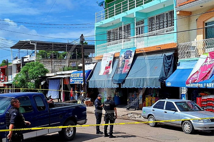 Adolescente de 16 años es asesinado a tiros frente a tienda de abarrotes, en la colonia Babilonia, en Apatzingán