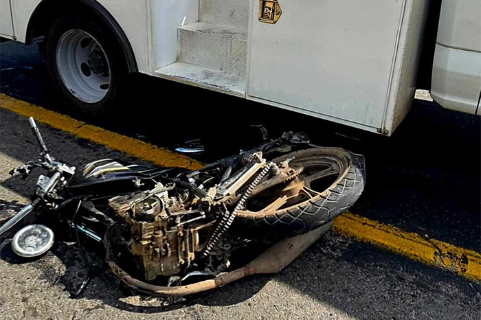 Adolescente motociclista muere tras ser embestido por grúa telescópica en la Morelia-Mil Cumbres