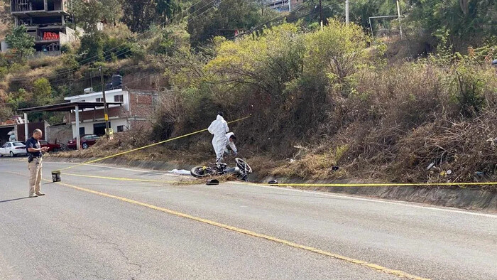 Adolescente muere en derrape de moto sobre la Morelia-Mil Cumbres; hay 1 herido