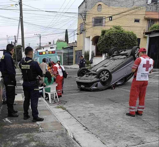 Adolescente vuelca su auto atras de Cotsco Morelia