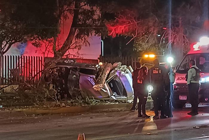 Adolescente vuelca y choca con su auto contra árbol en la avenida Camelinas, en Morelia