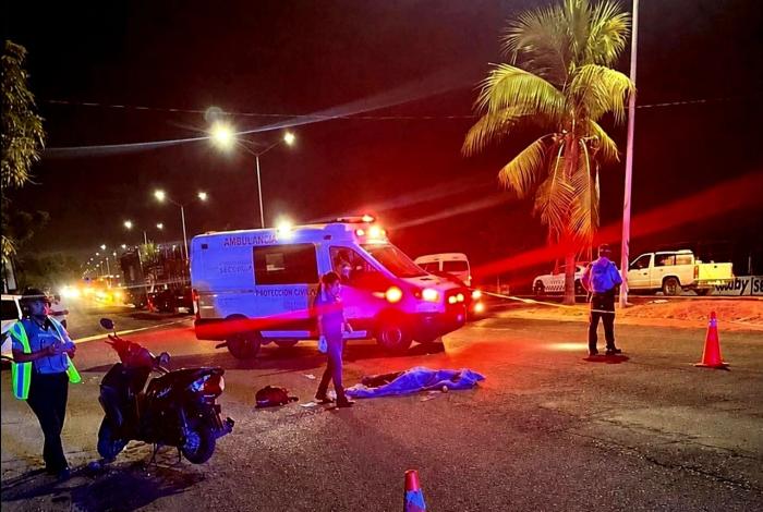 Adolescentes motociclistas son arrolladas por un tráiler en Lázaro Cárdenas; hay una fallecida y una lesionada
