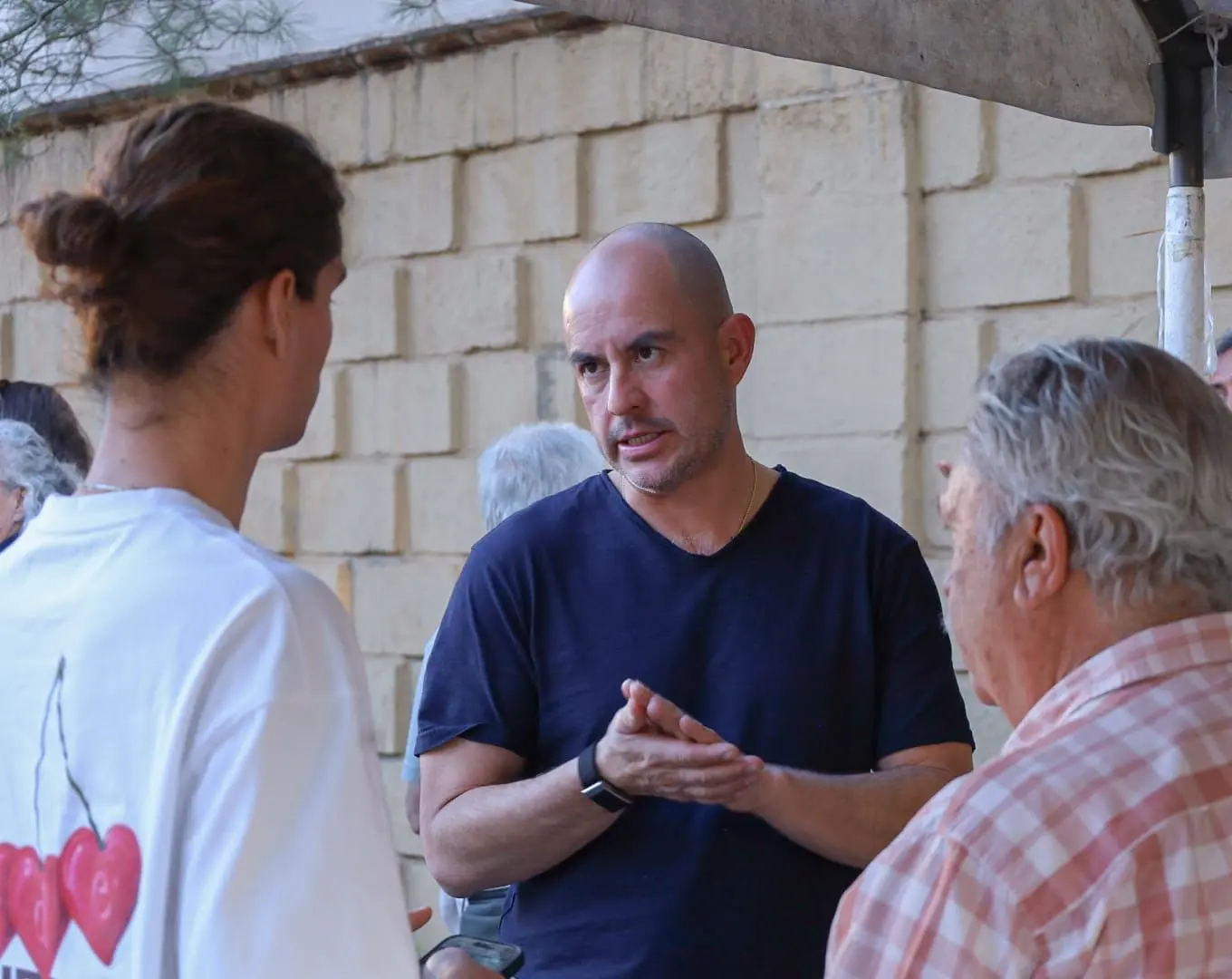 Adolfo Torres continúa atención a colonos del Sur