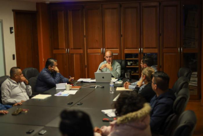 Adolfo Torres dialoga con locatarios para atender suministro de agua en el Mercado de Abastos