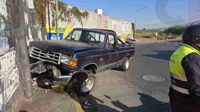 Adulto de 80 años se marea y choca su camioneta en Zamora