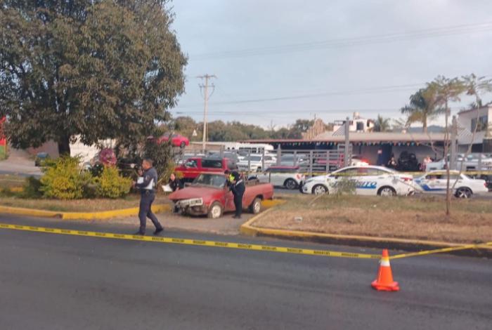 Adulto mayor muere al chocar su camioneta en el Libramiento de Uruapan