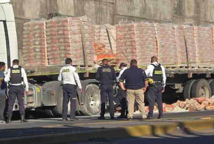 Adulto mayor muere atropellado por camión de carga en el Periférico de Morelia