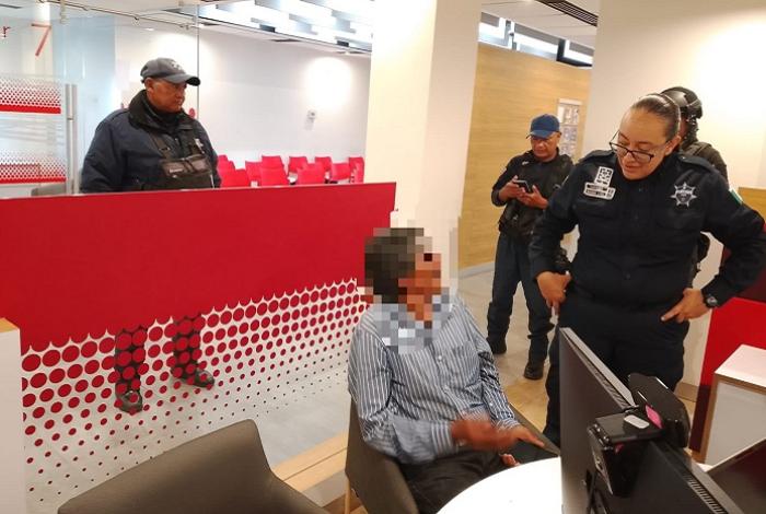 Adulto mayor pedía préstamo en un banco cuando la policía lo rescató: era secuestro virtual
