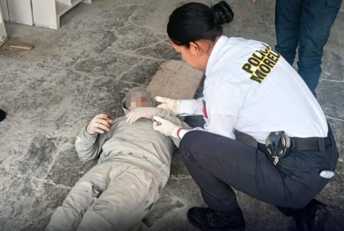 Adulto y adolescente resultan lesionados tras volcadura de camión en Tumbisca, en Morelia