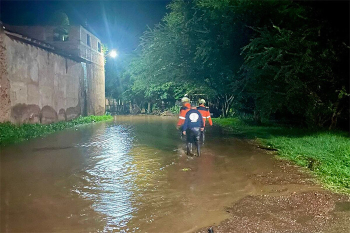 Afectadas, 200 personas tras inundaciones en Tangamandapio; habilitan albergues temporales