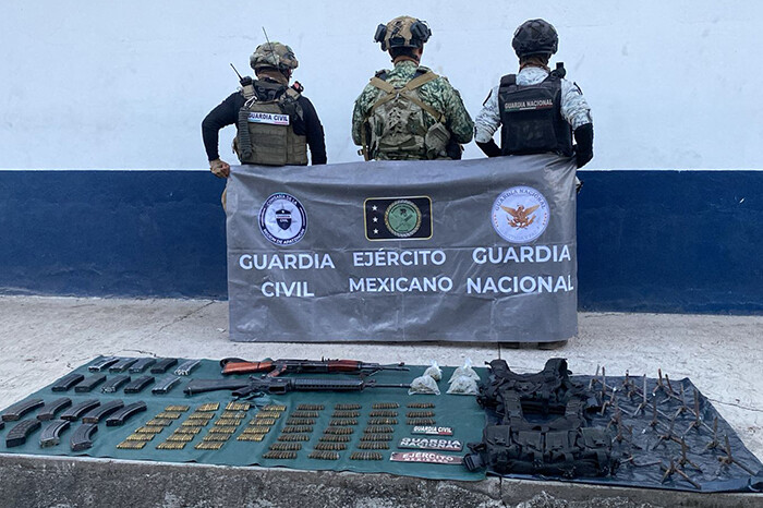 Agentes federales y estatales aseguran armas de alto poder en Apatzingán