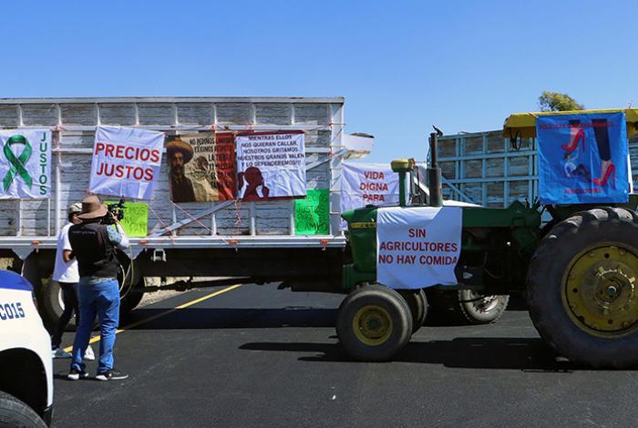 Agricultores bloquean carreteras tras no llegar a un acuerdo sobre el precio del maíz