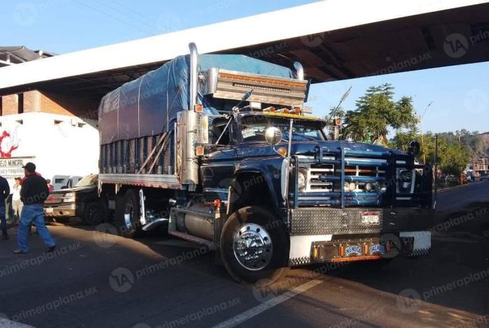 Aguacateros bloquean carreteras en Uruapan